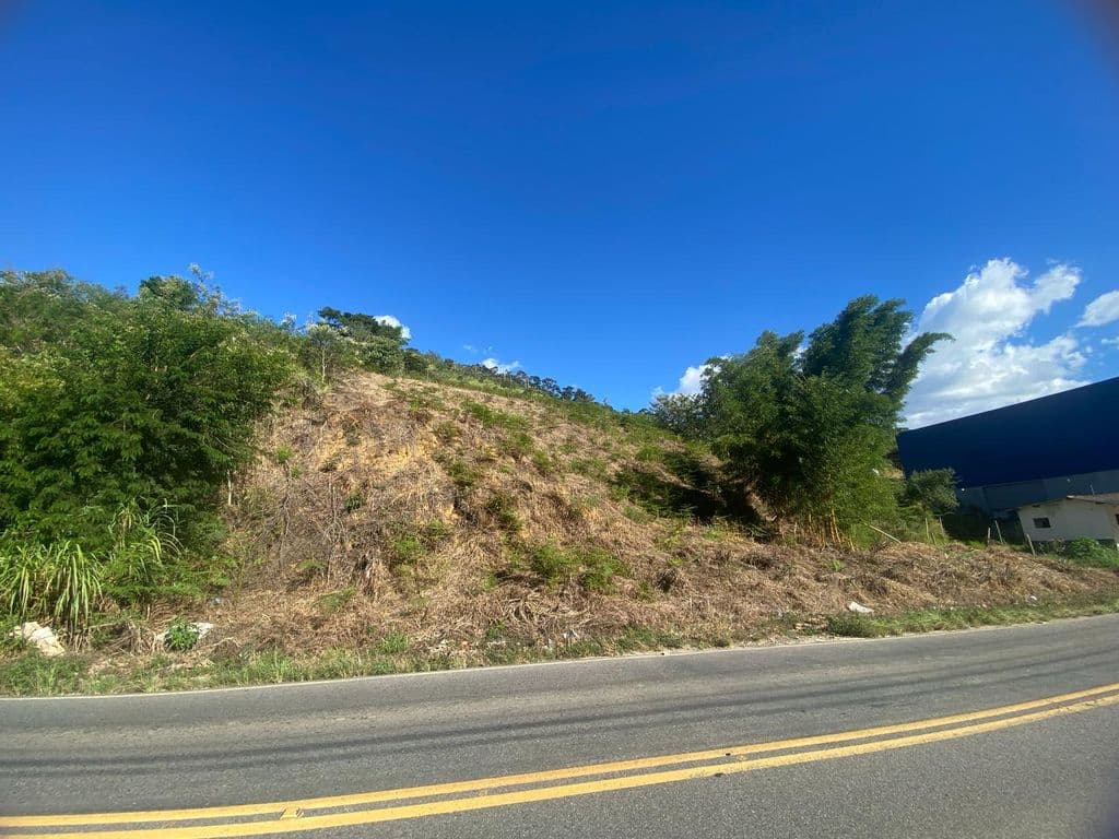 Terreno comércio/indústria, 30 de frente e 1.393m2 na Terê-Fri, em Teresópolis — Foto 2